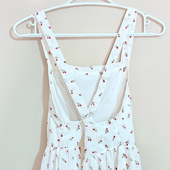 4/$10🎄Forever 21 White Romper w Ditsy Rose Pattern and Criss Cross Straps - Picture 8 of 13
